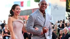 Gut gelaunt und wunderschön: Emily Blunt mit „The Rock“ bei der Premiere von „The Smashing ...