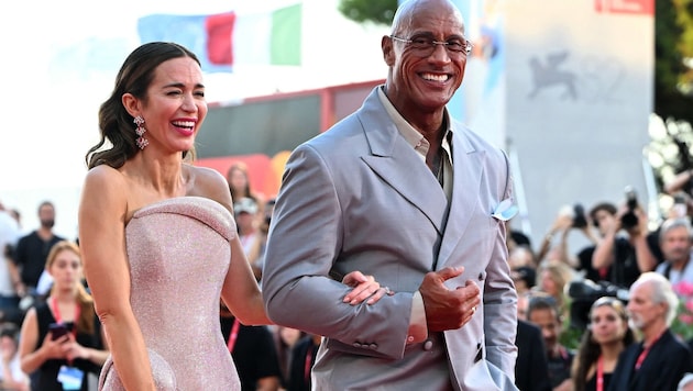 Gut gelaunt und wunderschön: Emily Blunt mit „The Rock“ bei der Premiere von „The Smashing ...