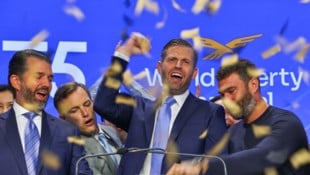 Trumps Söhne Donald Junior (links) und Eric (Mitte) feierten den Börsenstart.