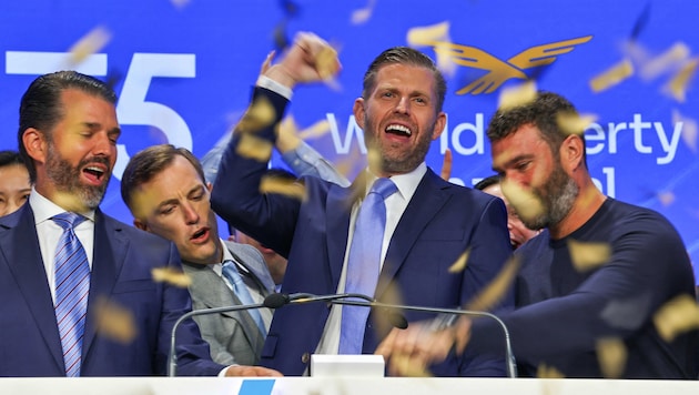 Trumps Söhne Donald Junior (links) und Eric (Mitte) feierten den Börsenstart.