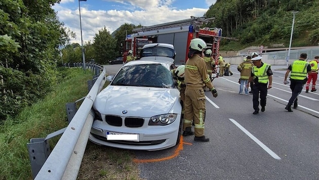 Der Pkw-Lenker wurde bei der Kollision laut Rot-Kreuz-Informationen schwer verletzt.