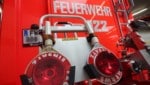 Zwar eilten zwei jungen Männer zu Hilfe, schlussendlich konnte aber erst die Feuerwehr die Lage ...