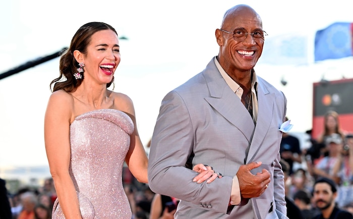 „The Rock“ und Emily Blunt zeigten sich am Montagabend gut gelaunt am Lido.