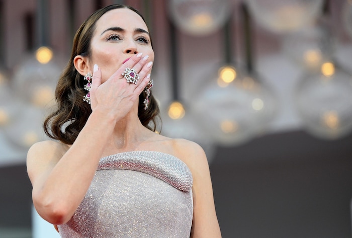 Emily Blunt kombinierte auffälligen Schmuck zur Traumrobe.