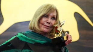Kim Novak durfte sich in Venedig ihren Goldenen Löwen für ihr Lebenswerk abholen.