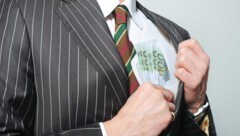 Der Angeklagte ist wegen besonders schwerer Steuerhinterziehung vor Gericht. (Symbolbild)