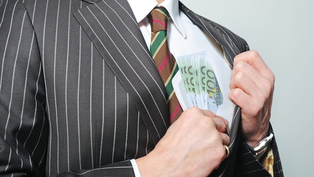 Der Angeklagte ist wegen besonders schwerer Steuerhinterziehung vor Gericht. (Symbolbild)