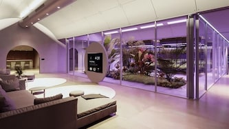 Lounge-Möbel mit Blick auf den Hydroponik-Garten mit LED-“Sonne“, ein HD-Display zur ...