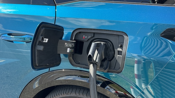 Die Tankklappe ist leicht überdimensioniert und fürs Laden am Straßenrand ungünstig platziert.