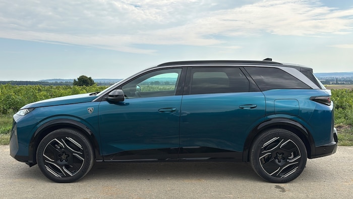 Der Peugeot E-5008 misst 4,79 m in der Länge, der Radstand beträgt 2,90 m.