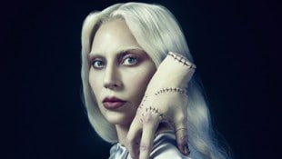 Lady Gaga verkörpert in „Wednesday“ die geheimnisvolle Lehrerin Rosamund Rotwood, die ein ...