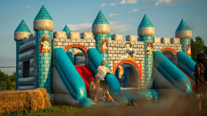 Ein Hingucker: Die Ritterburg am Festivalgelände in Wilhering.