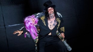 Max Simonischek (im Bild mit Maresi Riegner) spielt in Ferdinand Schmalz‘ jüngstem Theaterstück ...