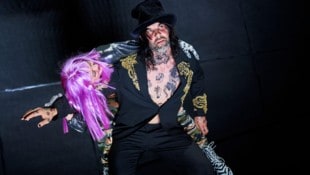 Max Simonischek (im Bild mit Maresi Riegner) spielt in Ferdinand Schmalz‘ jüngstem Theaterstück ...