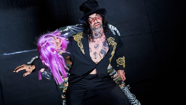 Max Simonischek (im Bild mit Maresi Riegner) spielt in Ferdinand Schmalz‘ jüngstem Theaterstück ...
