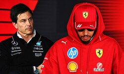 Toto Wolff (l.) ist davon überzeugt, dass Lewis Hamilton (r.) das Ruder herumreißen kann.