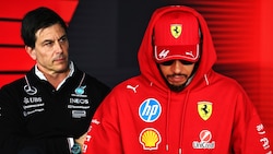 Toto Wolff (l.) ist davon überzeugt, dass Lewis Hamilton (r.) das Ruder herumreißen kann.