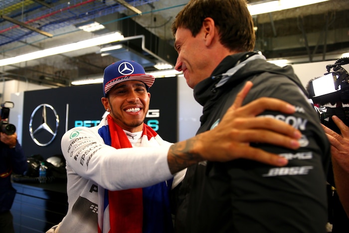 Führen ein enges Verhältnis: Lewis Hamilton (l.) und Toto Wolff (r.)