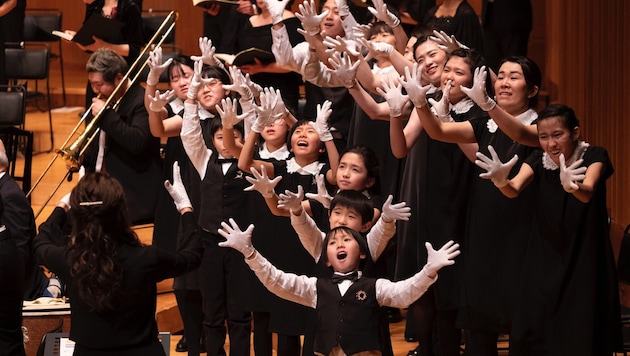 Hymne in Gebärdensprache mit einem Chor aus Japan