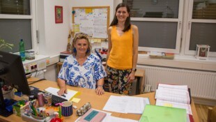 Direktorin Isabell Lichtenberger mit Nina Schada. Sie ist mit „ihrer“ Quereinsteigerin sehr ...