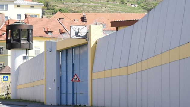 In der Justizanstalt Stein attackierte der verurteilte Mörder einen Mithäftling.