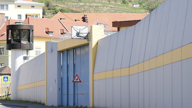 Im Hochsicherheitstrakt für Langzeithäftlinge in der Justizanstalt Stein läuft eine Groß-Razzia. ...