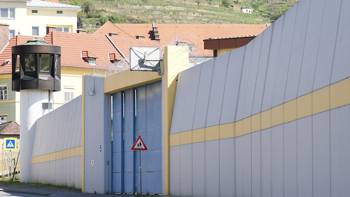 In der Justizanstalt Stein attackierte der verurteilte Mörder einen Mithäftling.