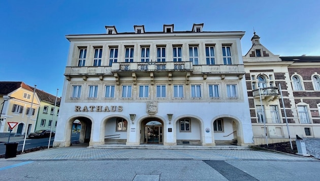 Hinter der Fassade des Rathauses wird nun heftig über ein Garagenprojekt mit Beteiligung von ...