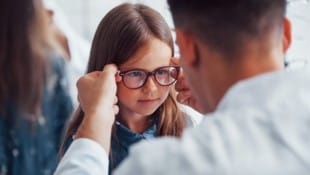 Sehtests kann man ganz einfach beim Optiker machen.