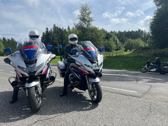 Auch Polizeibikes ziehen aktuell verstärkt Runden um den Faaker See.