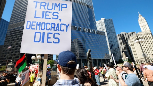 „Trump lügt, die Demokratie stirbt“, steht bei einem Protest in Chicago auf einem Schild.