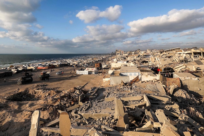 Zelte von Vertriebenen entlang der Uferpromenade von Gaza-Stadt sind neben den Trümmern ...