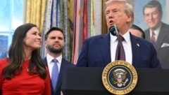 Katie Britt mit JD Vance und Donald Trump bei der Verkündung im Oval Office