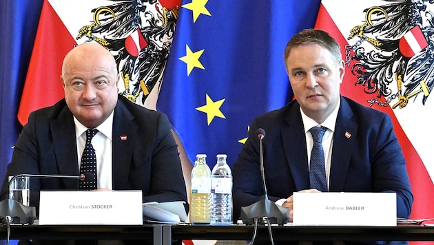 Kanzler Christian Stocker (ÖVP) und Vizekanzler Andreas Babler (SPÖ) können gegen die weltweite ...