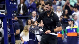 Novak Djokovic tanzt nach seinem Sieg gegen Taylor Fritz.