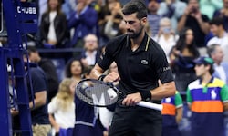 Novak Djokovic tanzt nach seinem Sieg gegen Taylor Fritz.
