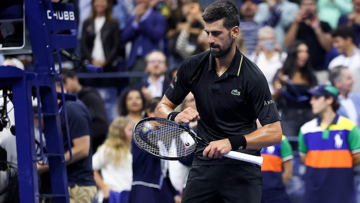 Novak Djokovic tanzt nach seinem Sieg gegen Taylor Fritz.