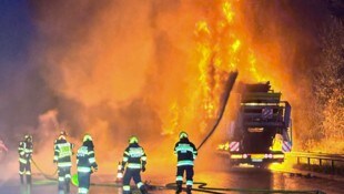 Herausfordernde Arbeiten für die Feuerwehren am Mittwoch: Eine fehlende Rettungsgasse erschwerte ...