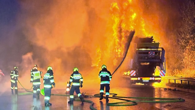 Herausfordernde Arbeiten für die Feuerwehren am Mittwoch: Eine fehlende Rettungsgasse erschwerte ...
