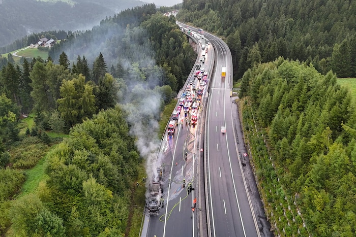 Im Zuge der Löscharbeiten bildete sich ein langer Stau auf der Südautobahn.