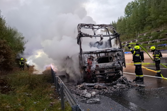 Der Sattelschlepper brannte vollständig aus.