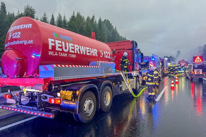 Die Löscharbeiten dauerten mehrere Stunden.