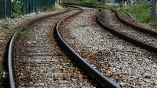 Der Triebwagen entgleiste nach dem Zusammenstoß, die Bahnstrecke musste bis Betriebsschluss ...
