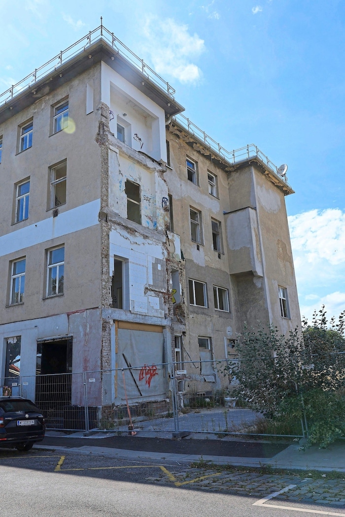 Auch die angrenzenden Häuser sehen mitgenommen aus.