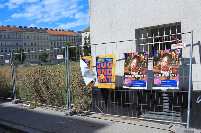 Aktuell dominieren Baustellengitter und wuchernde Pflanzen.