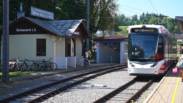 Die Atterseebahn fährt täglich 19-mal vom Attersee nach Vöcklamarkt.