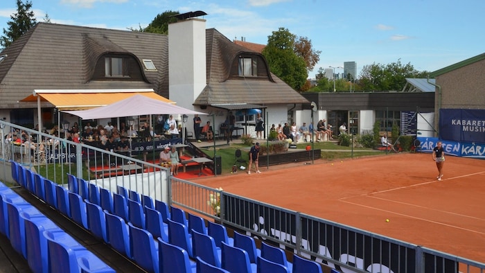 Der UTC La Ville mit der Extra-Tribüne im Vordergrund.