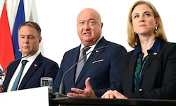 Bundeskanzler Christian Stocker, Vizekanzler Andreas Babler und Außenministerin Beate ...