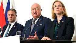 Bundeskanzler Christian Stocker, Vizekanzler Andreas Babler und Außenministerin Beate ...