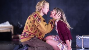 Die beiden Josefstadt-Jungstars Johanna Mahaffy und Nils Arztmann im Sartre-Stück „Die ...
